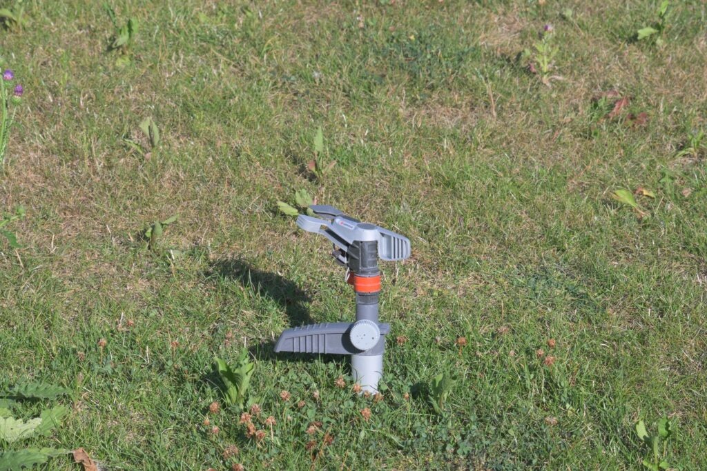 Regner auf einer Rasenfläche